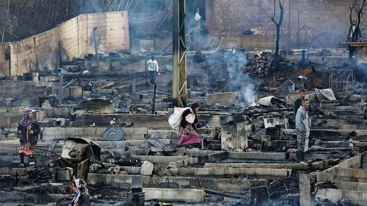 بالصور والفيديو.. شاهد آثار الدمار في مخيم للسوريين بلبنان بعد حرقه "إثر مشاجرة"