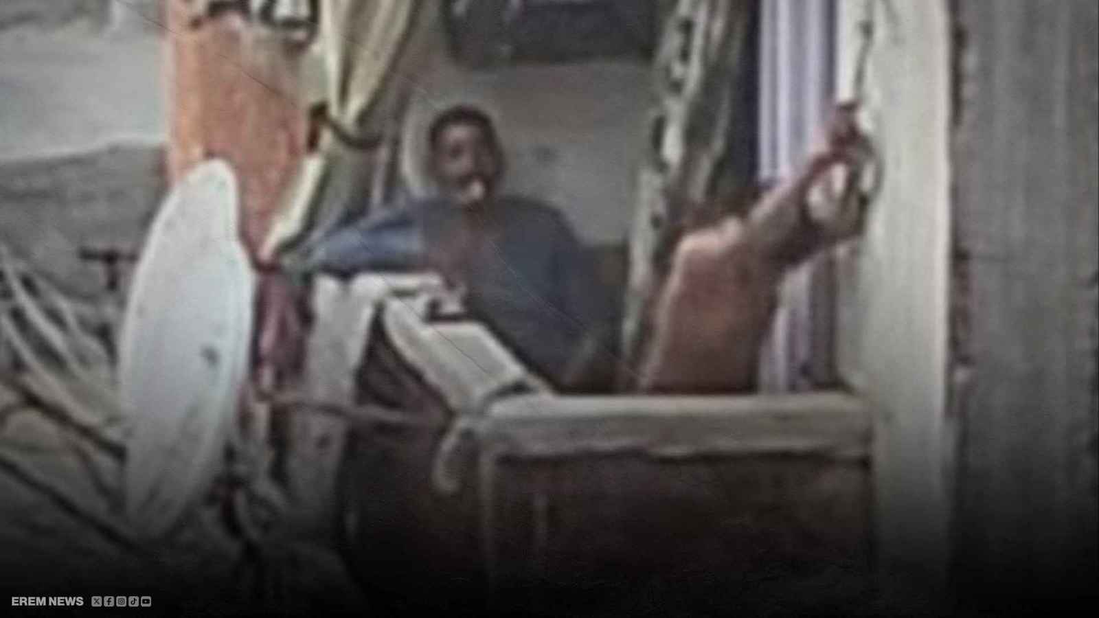 فيديو هزّ مصر.. أب يُعذّب طفله عاريا في شرفة المنزل