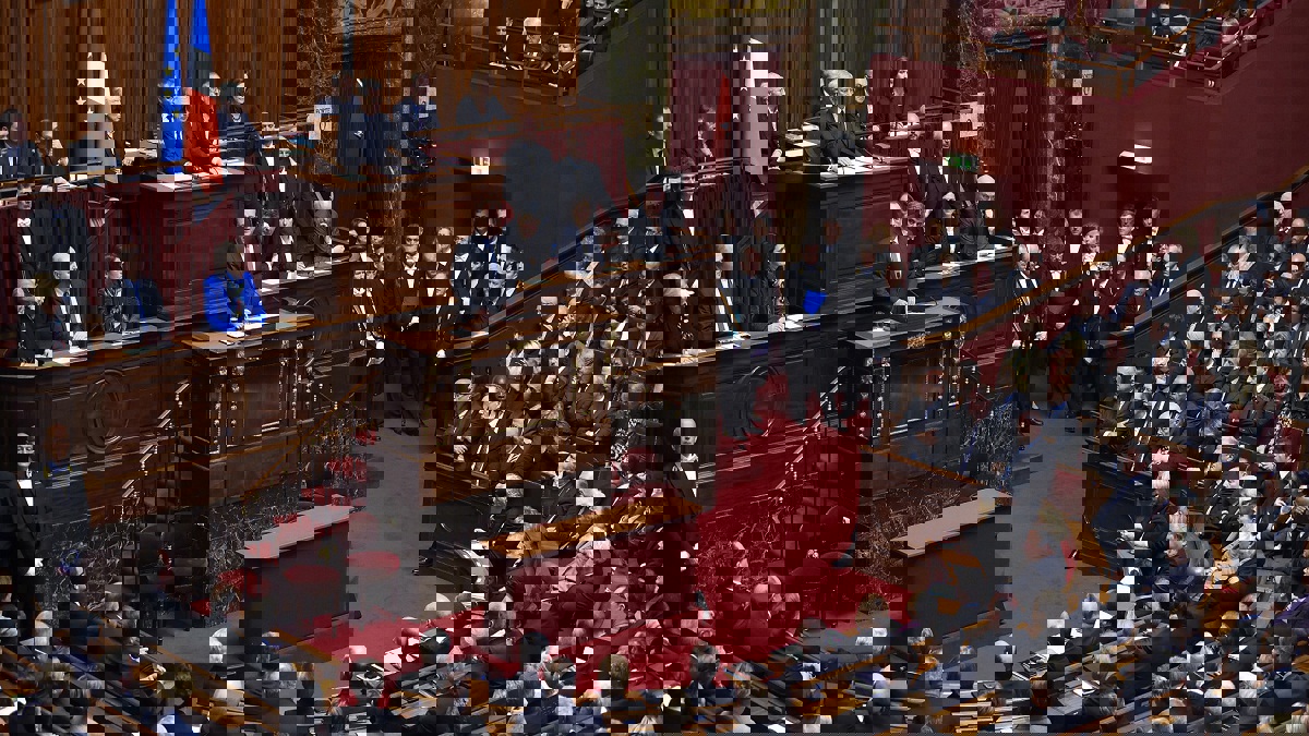 قانون فرنسي يلغي حقوقًا منحها نابليون للوالدين.. لا يحق للآباء ضرب الأبناء