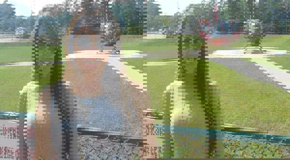 صور.. إيمان أبوطالب تقود طائرة هيلكوبتر