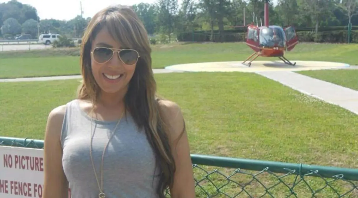 صور.. إيمان أبوطالب تقود طائرة هيلكوبتر