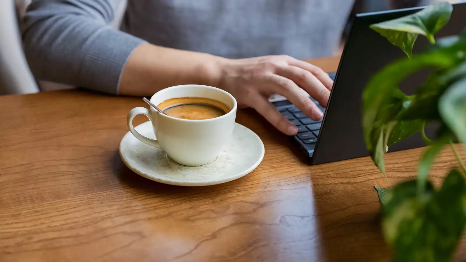 بدء العمل قبل العاشرة صباحًا يشكل "تعذيبًا" لجسم الإنسان