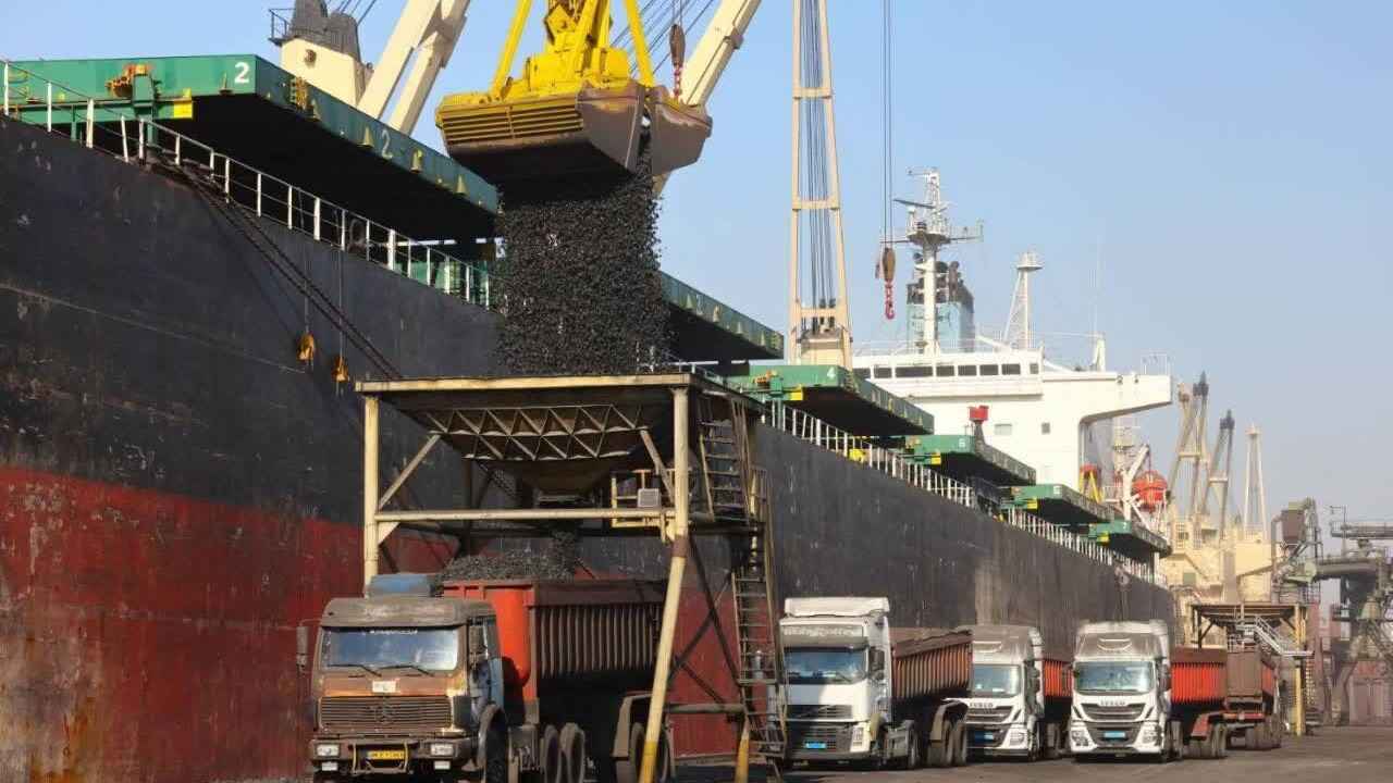 حريق ضخم في ميناء الخميني يستنفر السلطات الإيرانية (فيديو)