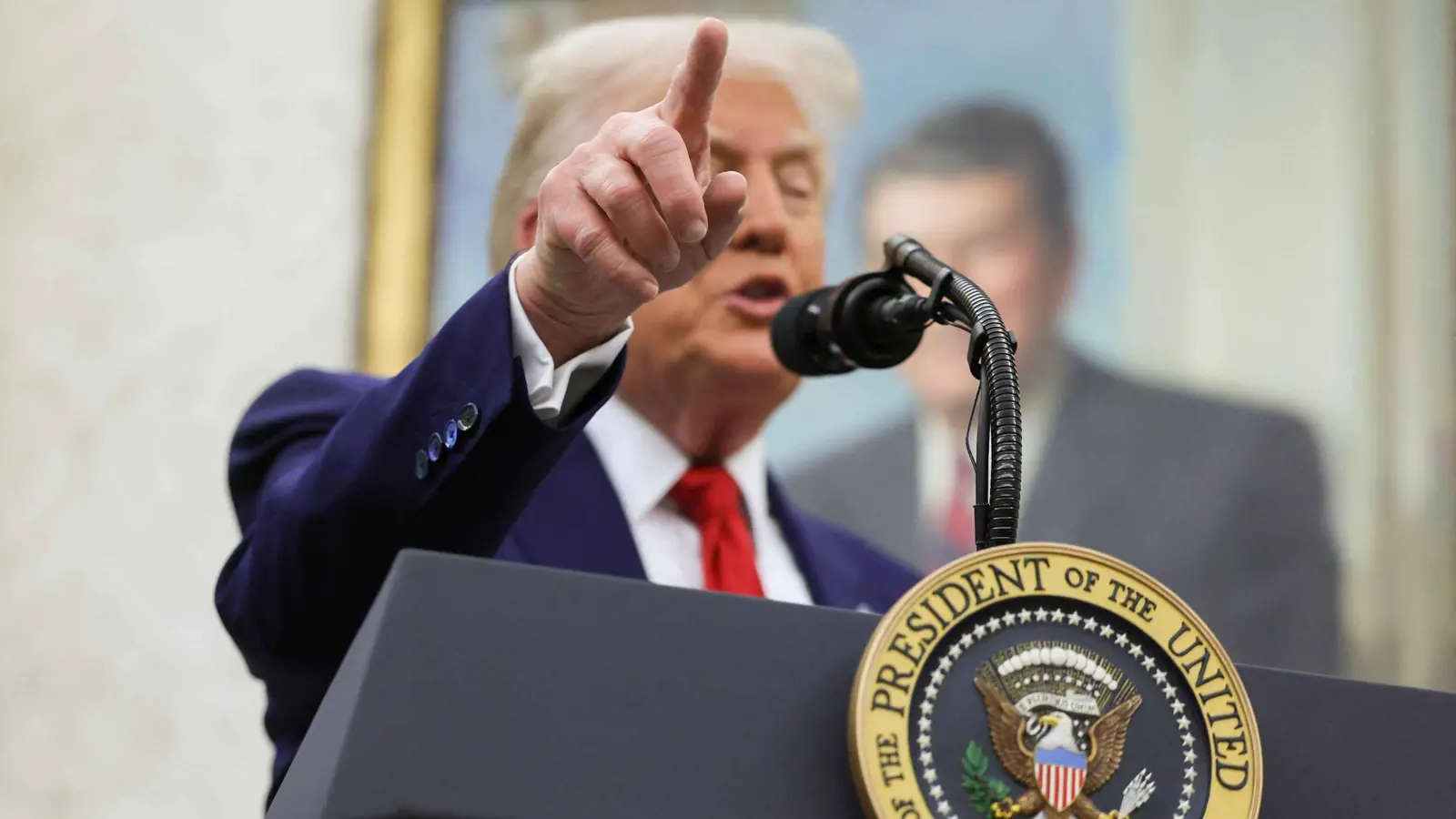 بسبب "تاكو".. ترامب يفقد أعصابه على مراسلة صحفية (فيديو)