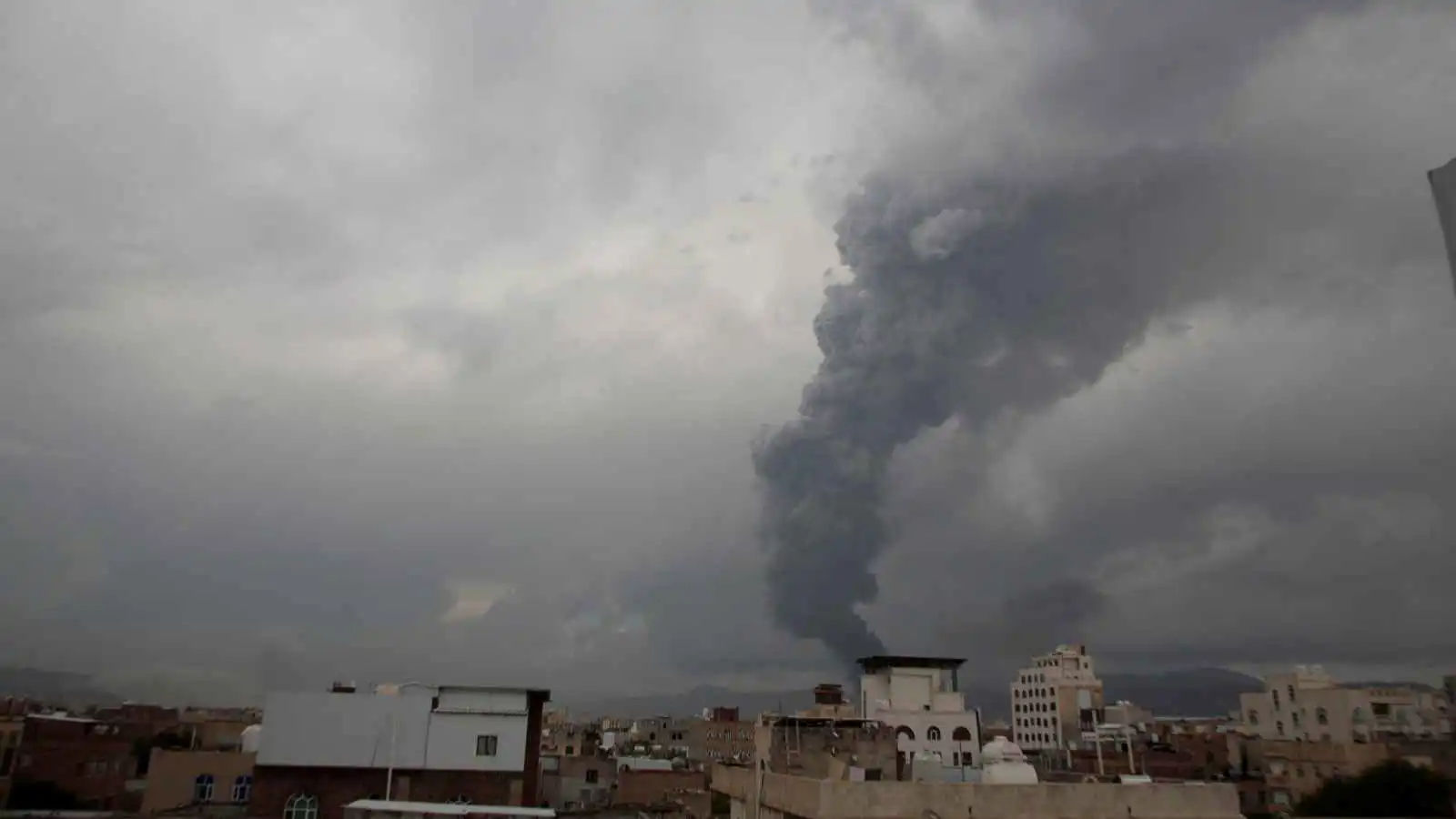 عشرات الهجمات الإسرائيلية تستهدف مواقع حوثية في صنعاء (فيديو)