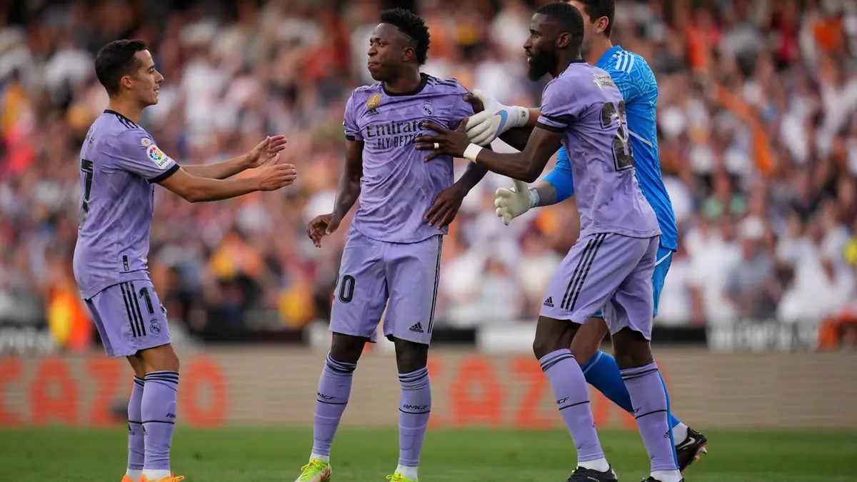 فينيسيوس مهاجمًا رابطة الدوري الإسباني: لم يستمعوا للهتافات العنصرية ضدي إلا عندما تحدث عنهم العالم