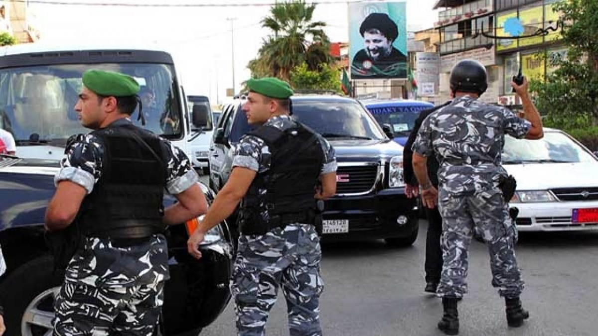 زوجة فنان لبناني تتعرض للسرقة من لص اقتحم عليها سيارتها (فيديو)