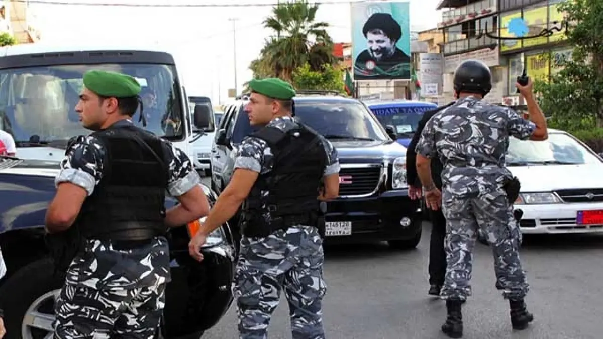 زوجة فنان لبناني تتعرض للسرقة من لص اقتحم عليها سيارتها (فيديو)