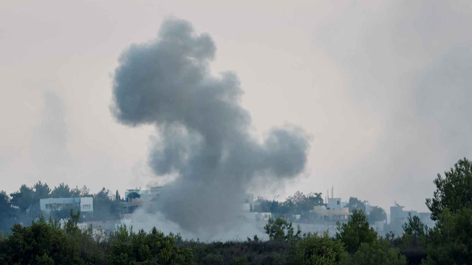 لبنانيون نازحون يحتفلون ببدء سريان الهدنة ووقف إطلاق النار (فيديو)