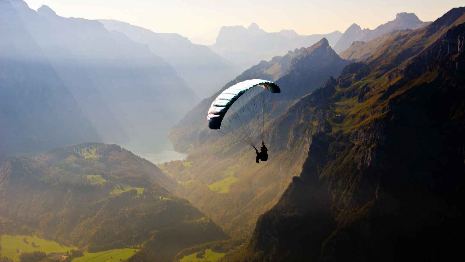 مصرع طيار شراعي بعد دقائق من اعترافه بأنه "مرعوب" (فيديو)