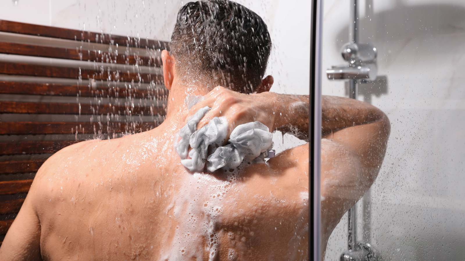 التبول أثناء الاستحمام قد يؤثر على صحتك (فيديو)