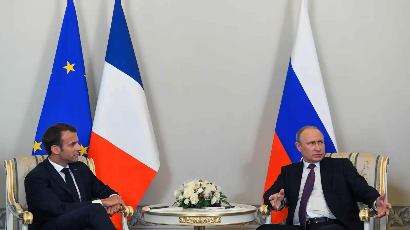 "حرب نفوذ".. التنافس الفرنسي الروسي يتصاعد في أفريقيا الوسطى