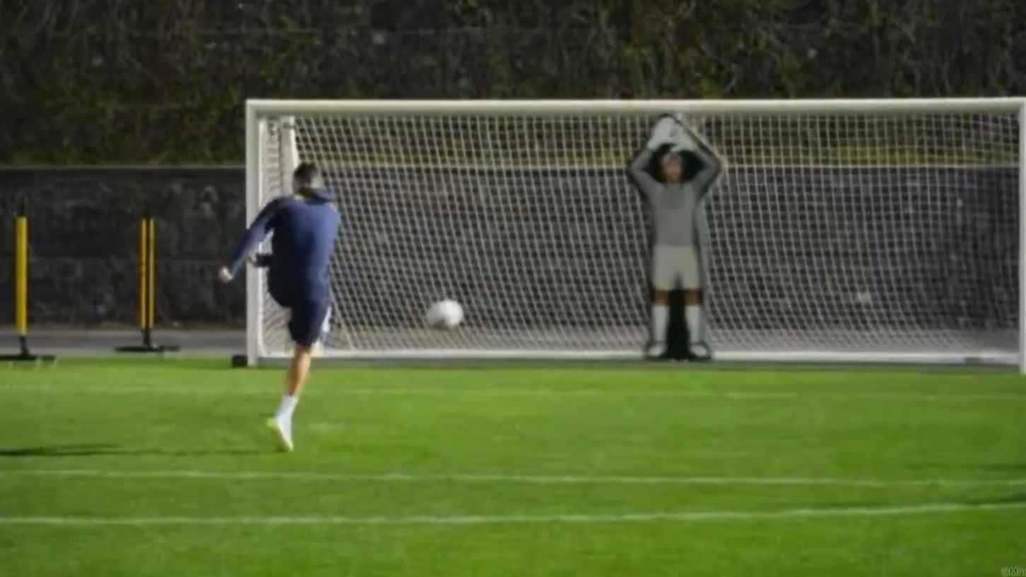 فيديو مذهل.. كريستيانو رونالدو يهزم "الحارس الروبوت" بصعوبة بالغة (شاهد)