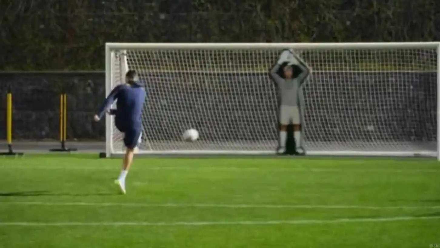 فيديو مذهل.. كريستيانو رونالدو يهزم "الحارس الروبوت" بصعوبة بالغة (شاهد)