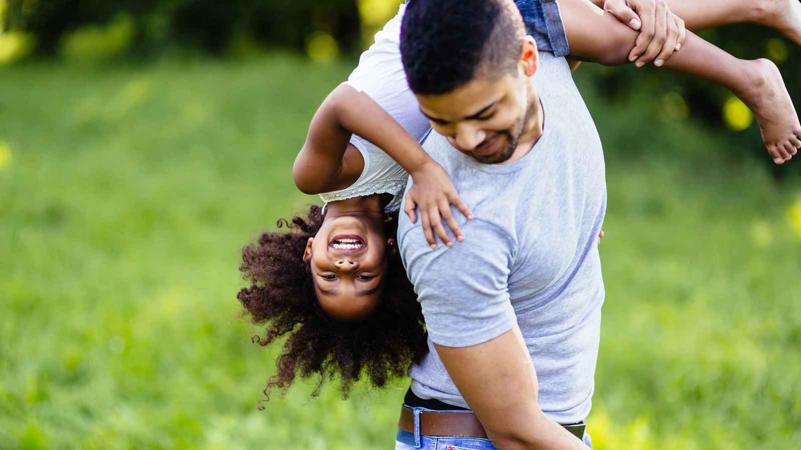 5 خطوات لتربية أطفال سعداء