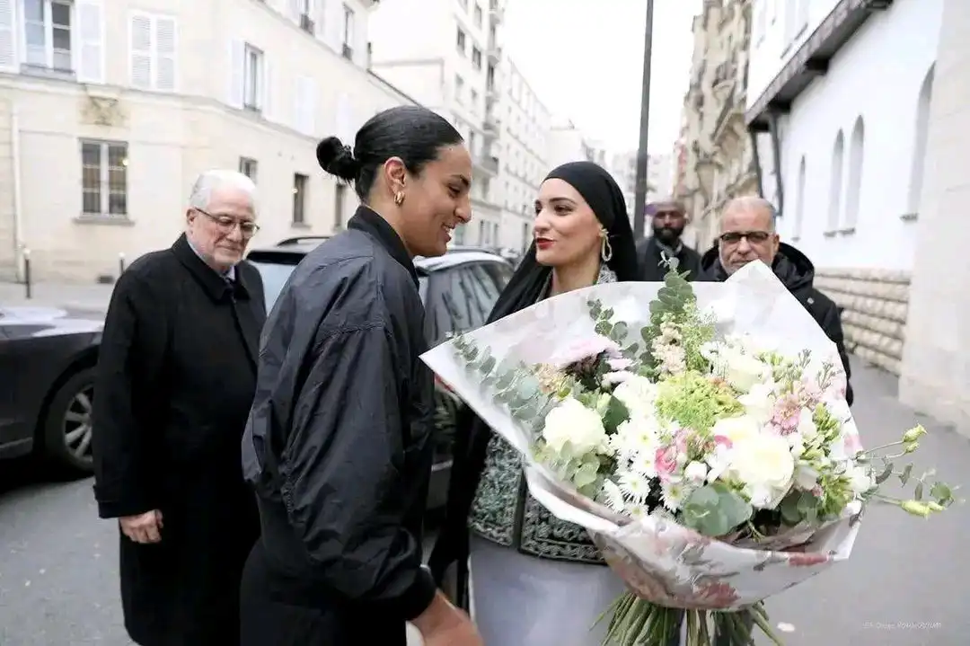 إيمان خليف بطلة الملاكمة في زيارة للمسجد الكبير في باريس