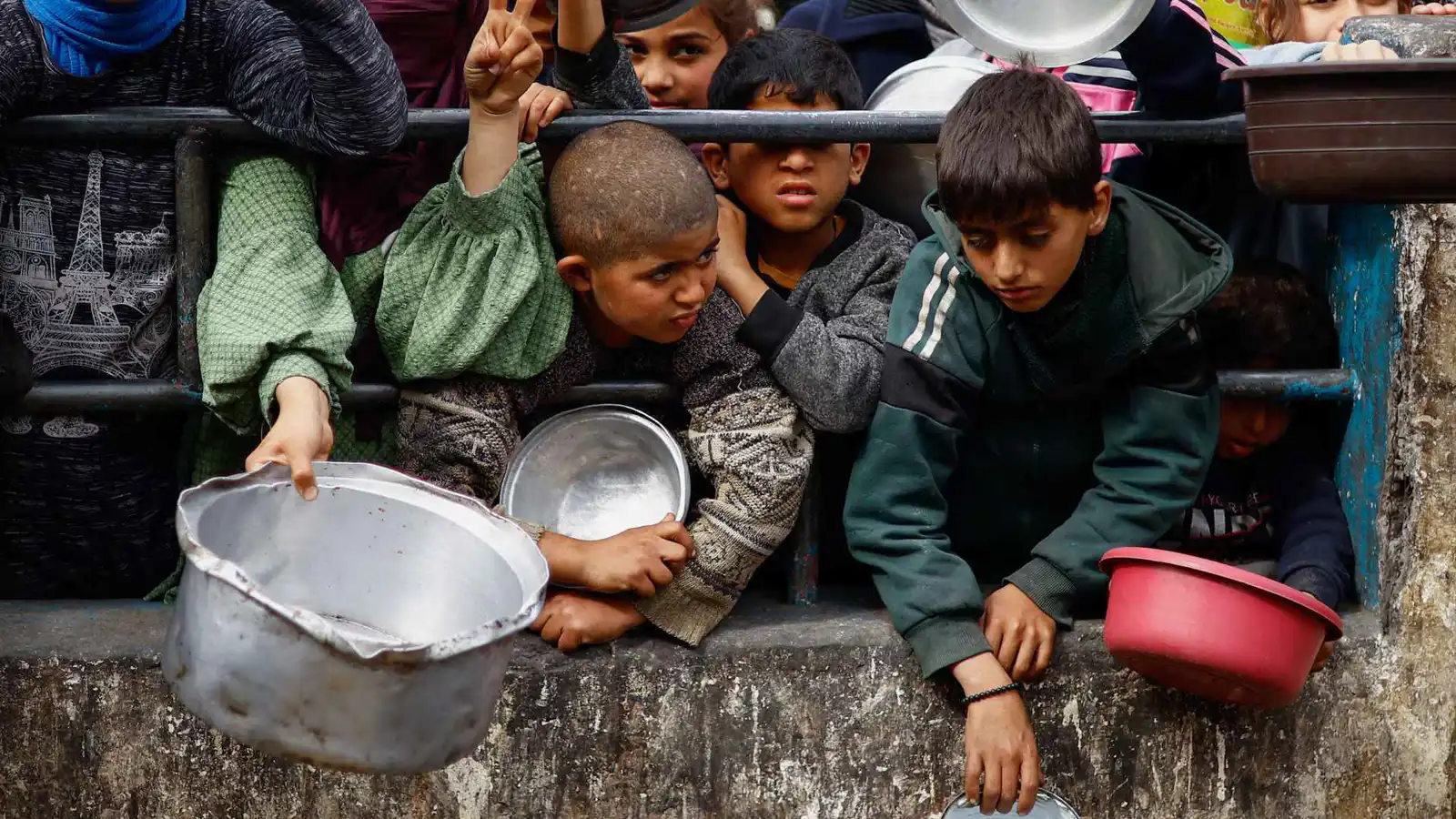 يواجهون "ثنائية الموت".. حرب إيران تفاقم معاناة الغزيين