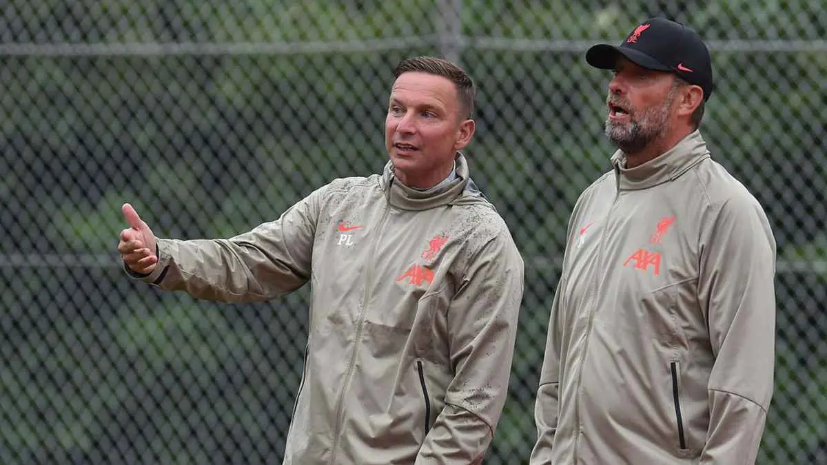 بيب ليندرز مساعد الألماني يورغن كلوب