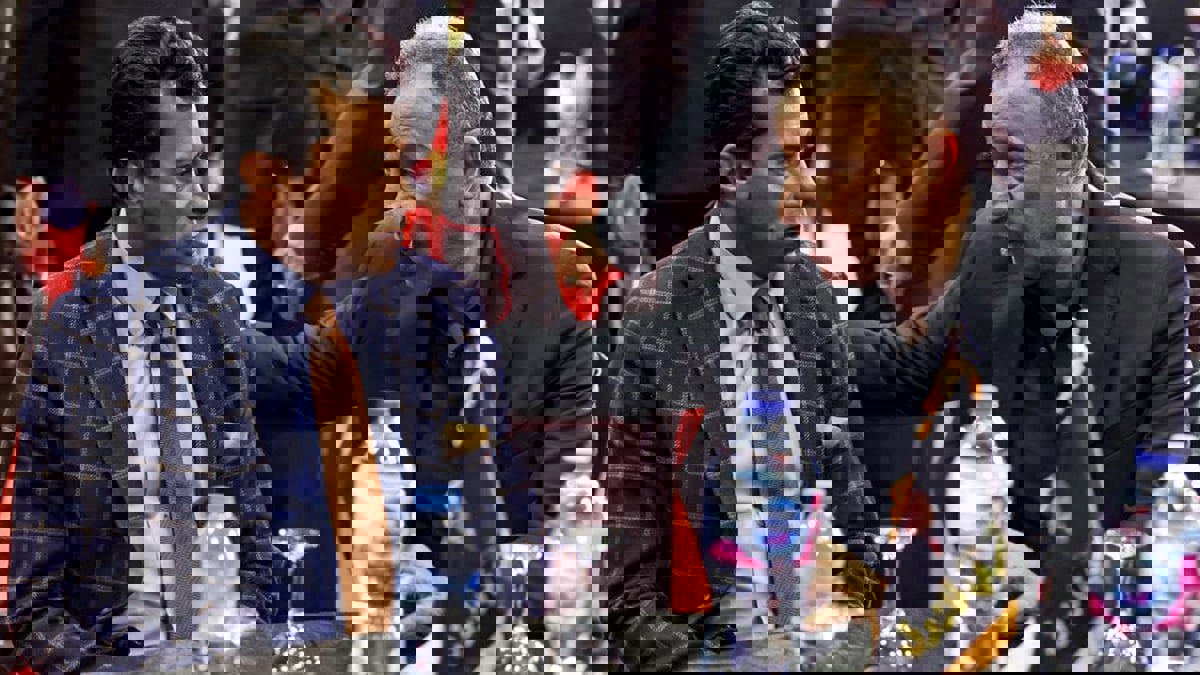 الخطيب يخفي دموعه في حفل تأبين العامري فاروق (صورة)