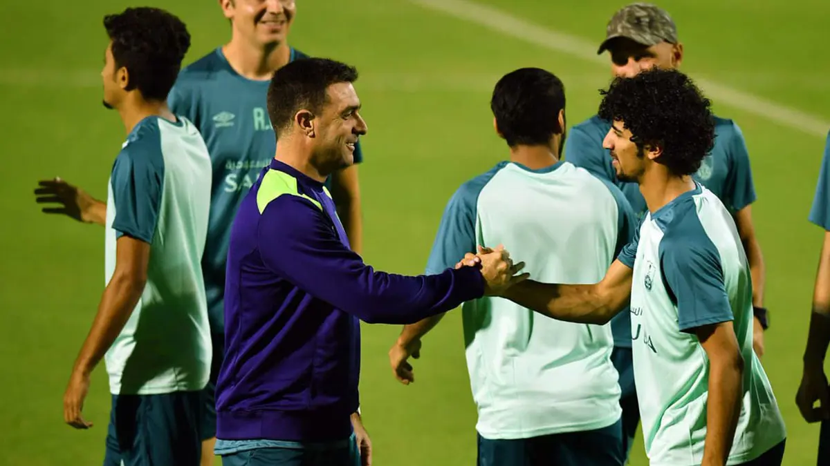 شاهد وداع لاعبي النادي الأهلي السعودي للمدرب الأرجنتيني بابلو غويدي (فيديو)