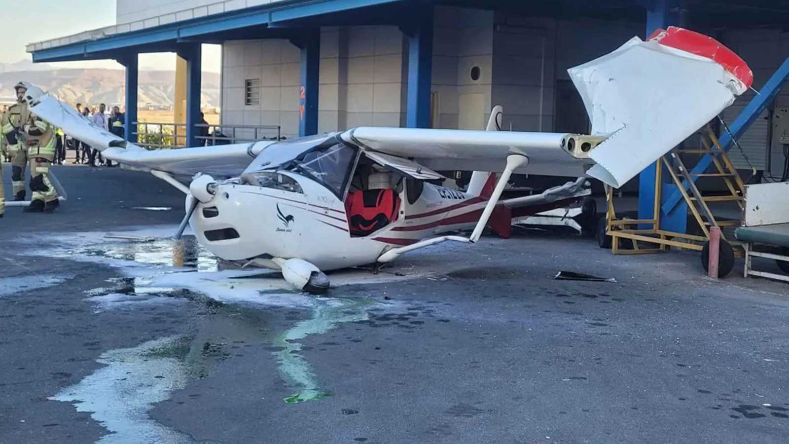 تحطم طائرة بعد اصطدامها بمبنى شمالي إيران (صور)