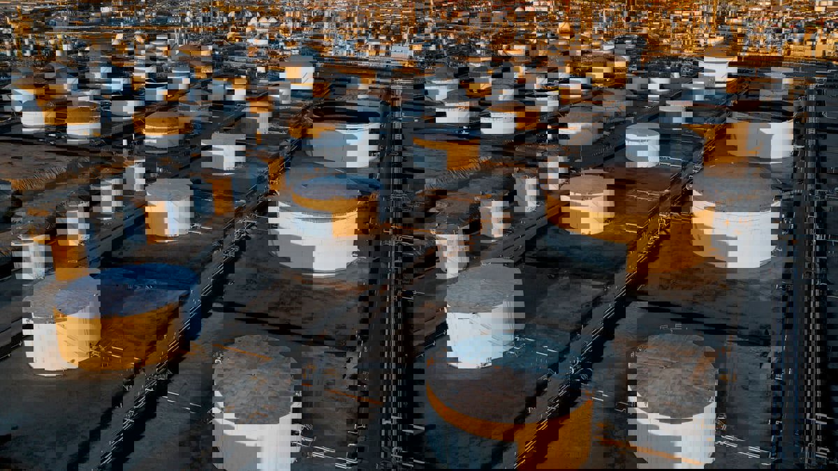 قبل اجتماع المركزي الأمريكي.. النفط يتراجع مع محادثات إنهاء حرب أوكرانيا