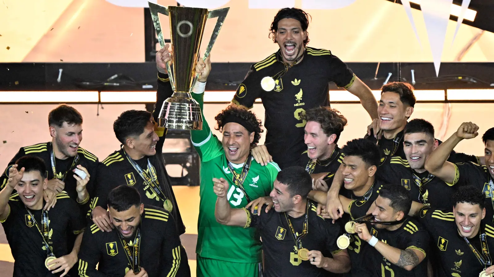 نجم المكسيك يهدي هدفه في نهائي الكأس الذهبية لروح ديوغو جوتا (فيديو وصور)