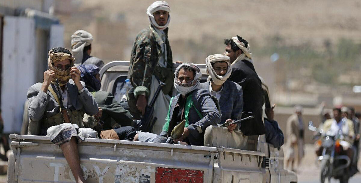 مقتل 15 حوثيًا وأسر 30 بمعارك مع الجيش اليمني