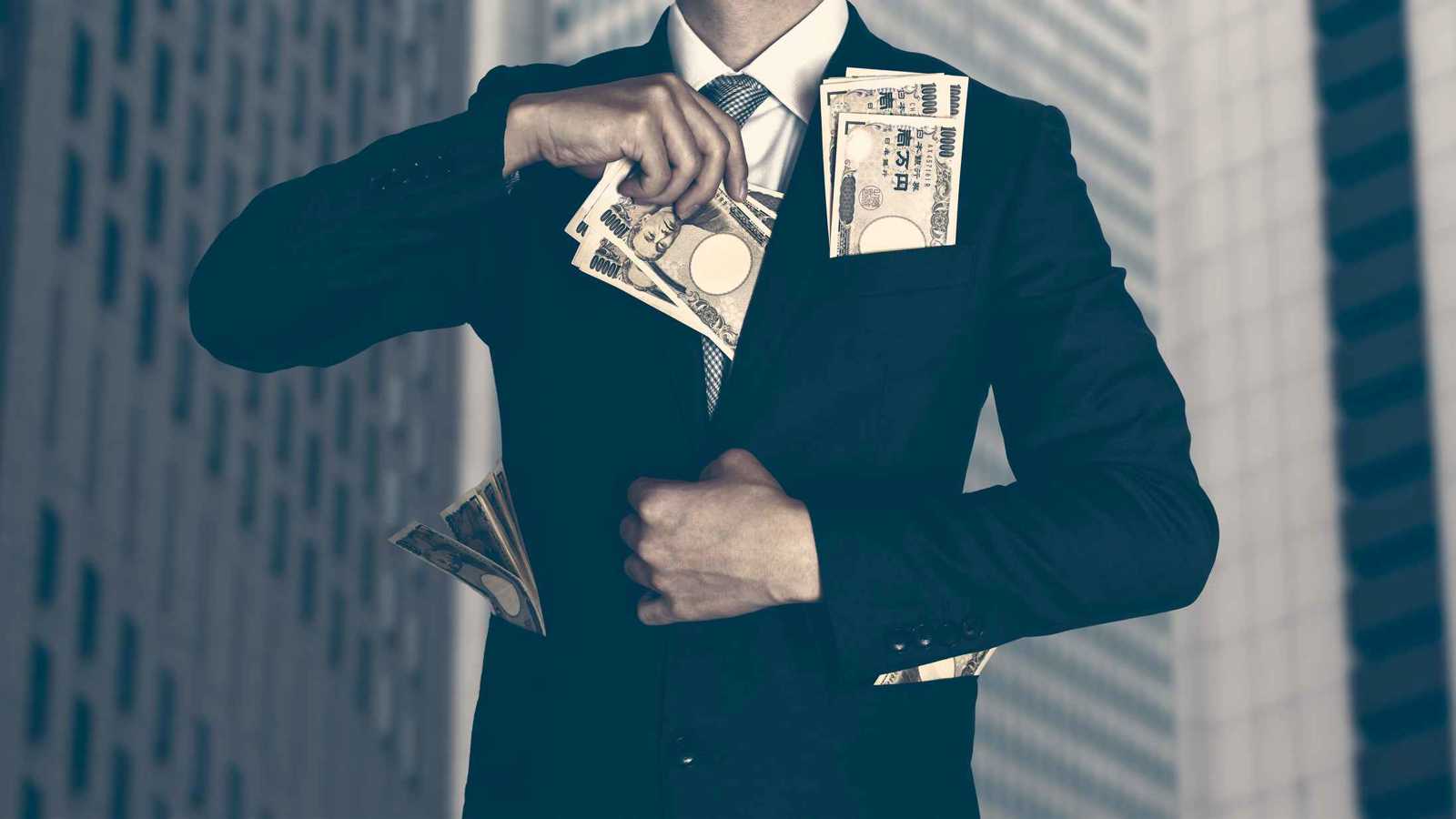 "خلل تقني" يحوّل رواتب 34 موظفًا إلى حساب عامل واحد