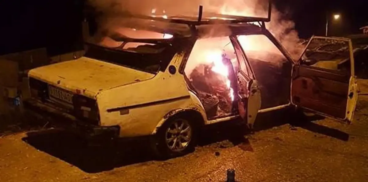 مستوطنون يهاجمون قرية فلسطينية بالضفة الغربية ويحرقون سيارتين (صور)