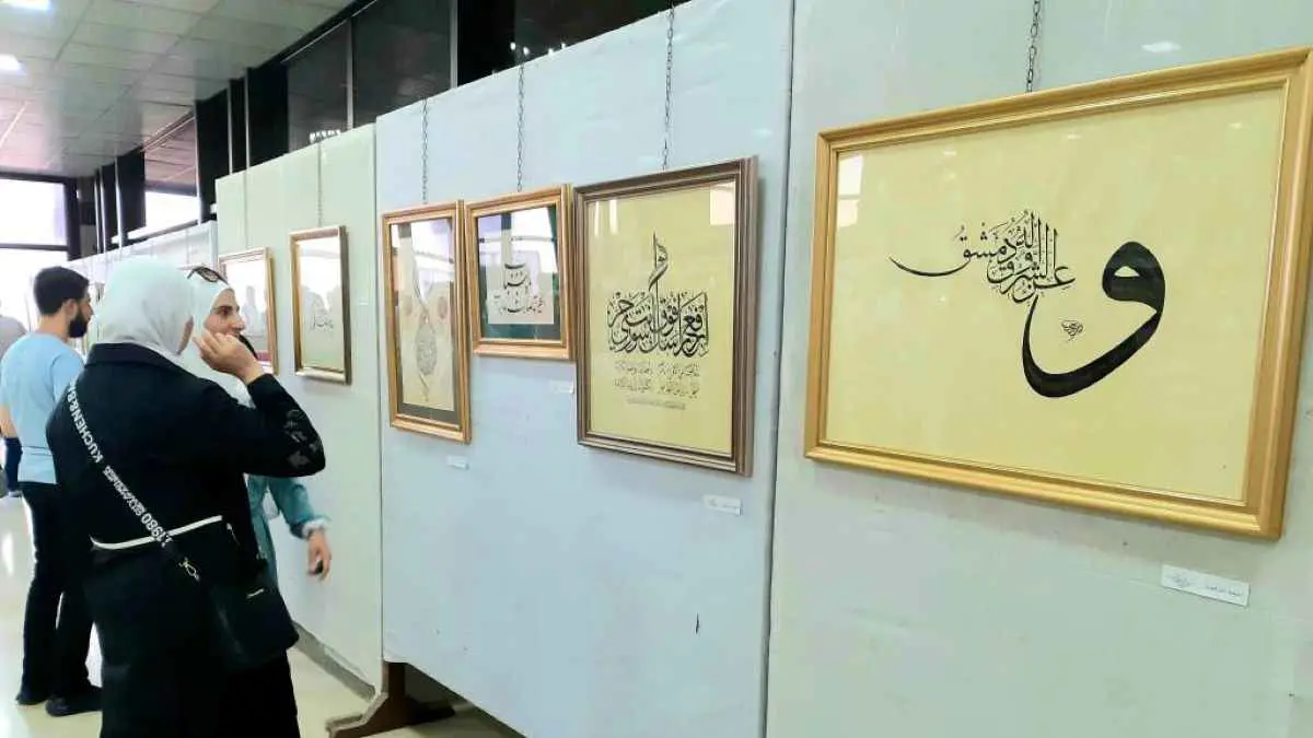 في لوحة بمعرض رسمي.. خطاط سوري يختار بيتي شعر مثيرين للجدل (صور)