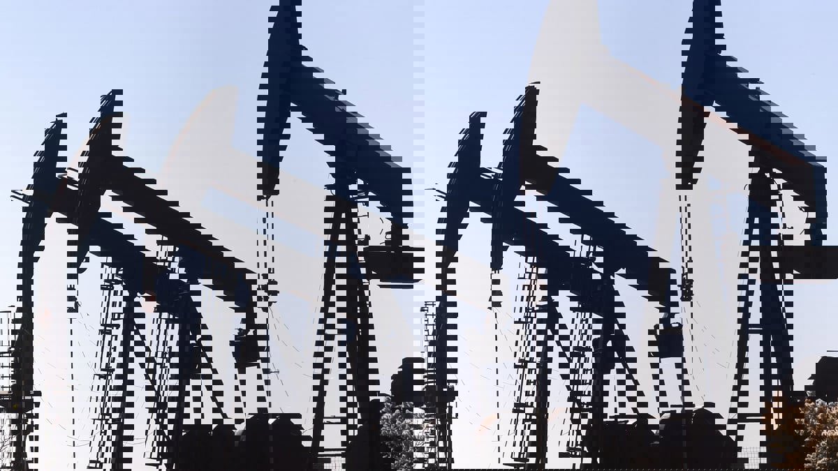 النفط يغلق مرتفعا 2% بفعل تراجع مخزونات الديزل