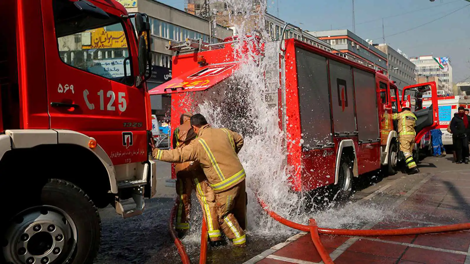 وسط صمت السلطات.. حريق "غامض" جنوب طهران (فيديو)