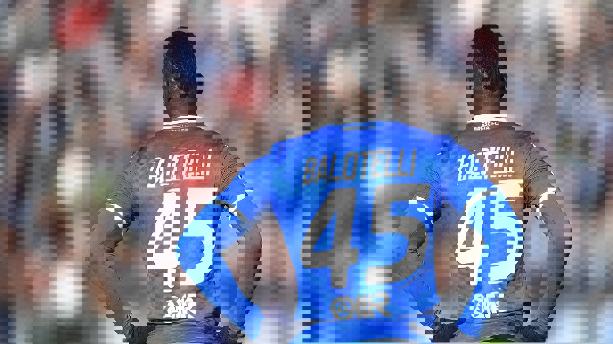 "عار عليكم".. بالوتيلي ينتقد جماهير لاتسيو بعد تعرضه للعنصرية