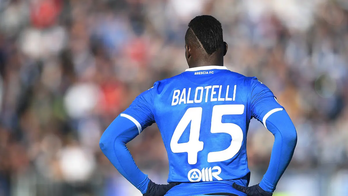 "عار عليكم".. بالوتيلي ينتقد جماهير لاتسيو بعد تعرضه للعنصرية