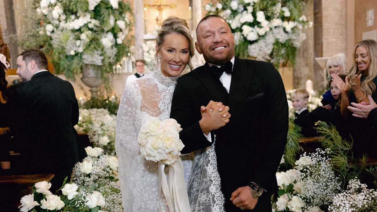 كونور مكغريغور يحتفل بزواجه في أقدم كنائس مدينة الفاتيكان (صور)