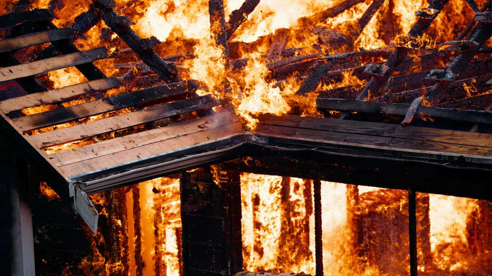 مصرع عائلة من 7 أشخاص في حريق مروع ببغداد (فيديو)