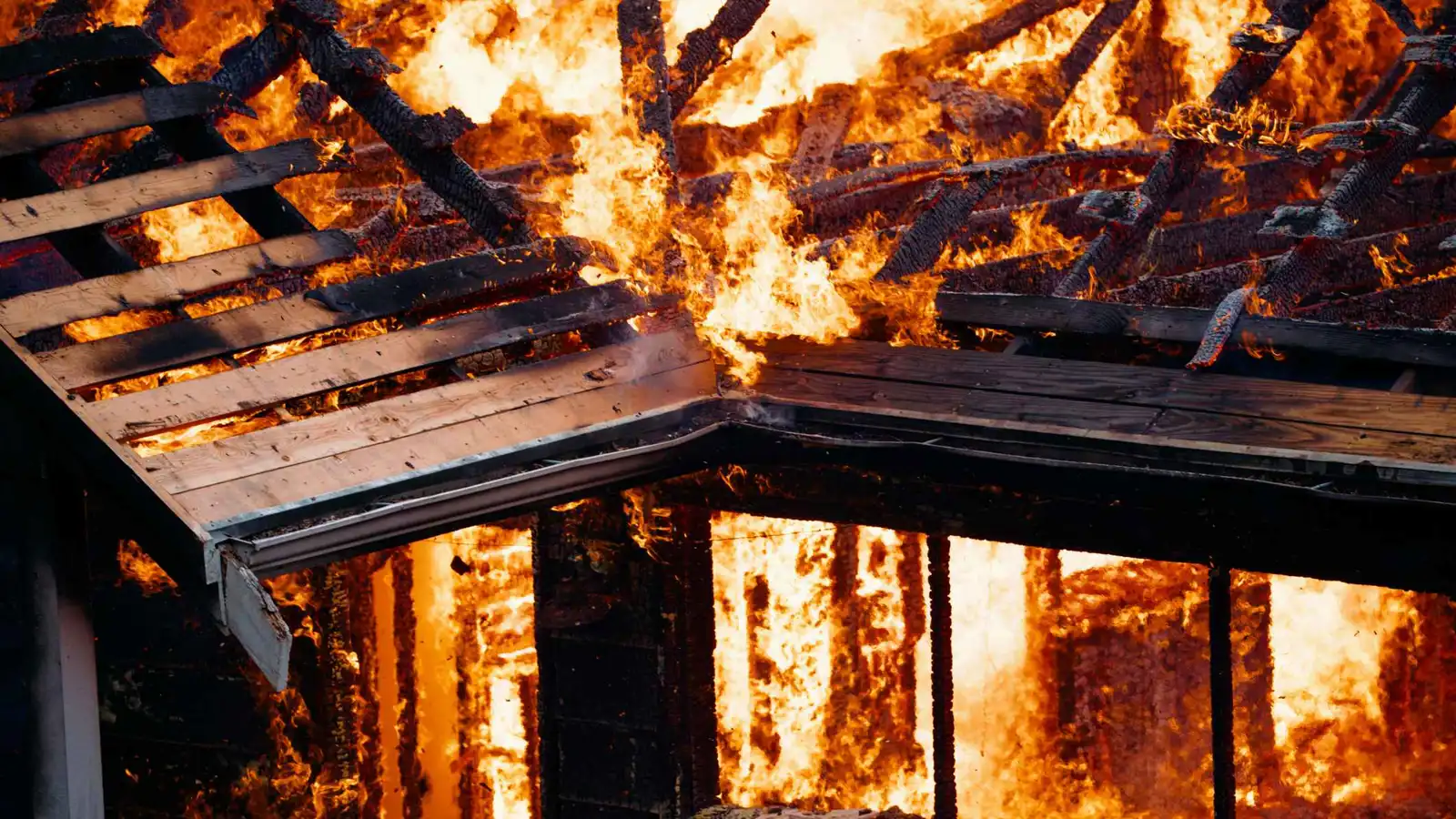 مصرع عائلة من 7 أشخاص في حريق مروع ببغداد (فيديو)