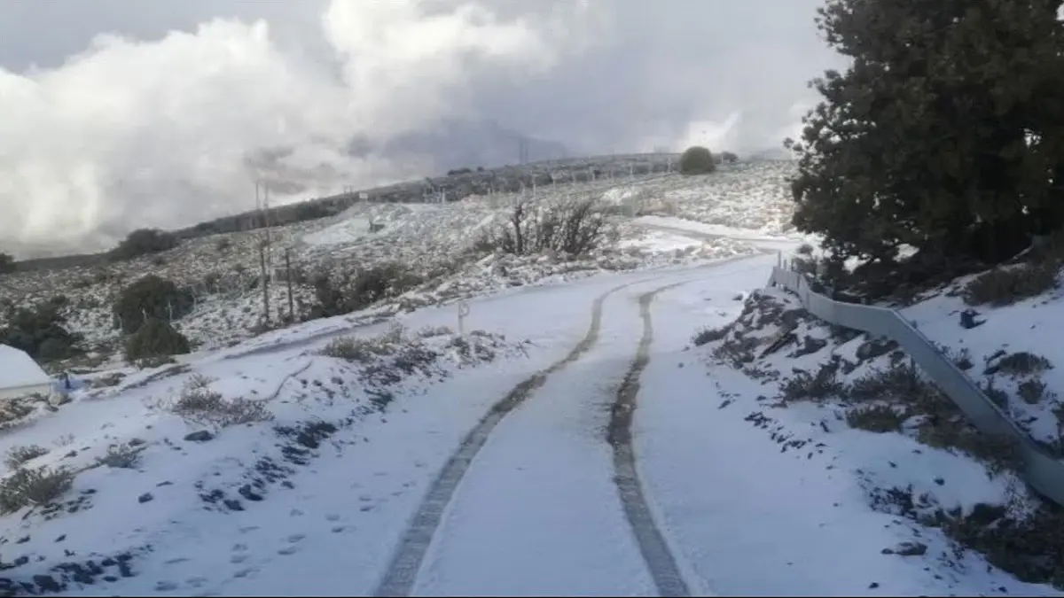 الثلوج تزين جبل الشمس الشاهق في سلطنة عمان (فيديو)