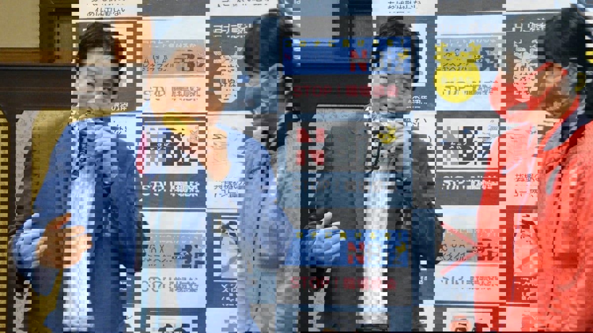 لاعبة يابانية تستبدل ميداليتها الذهبية بعدما قضمها مسؤول بفمه (فيديو)