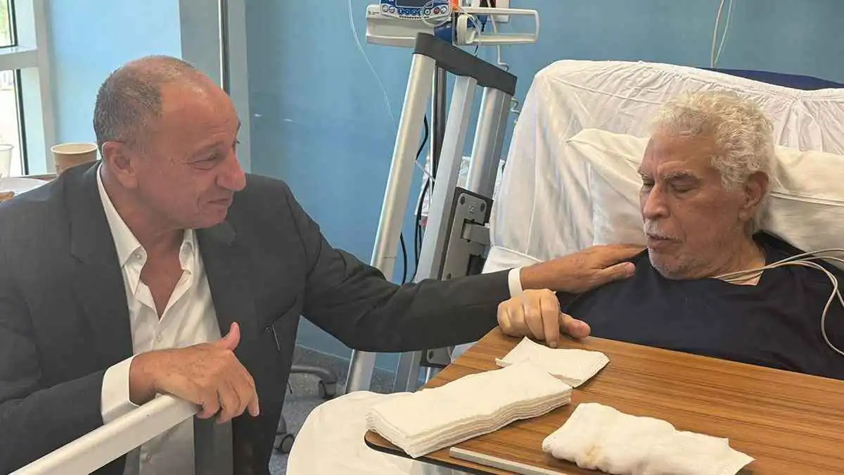 بعد دخوله المستشفى مجددا.. الخطيب يزور حسن شحاتة (صور)