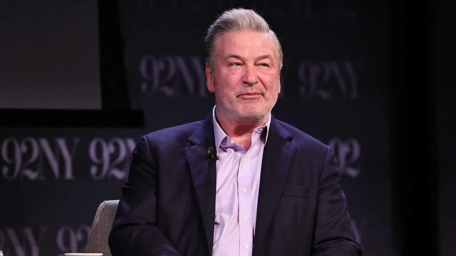 "لحظة محرجة".. زوجة أليك بالدوين تطلب منه التوقف عن مقاطعتها (فيديو)