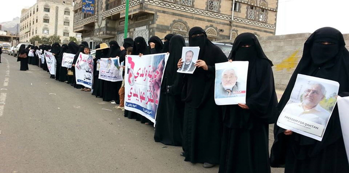 أمهات مختطفين يمنيين ينددن بتجويع أبنائهن في سجون الحوثيين