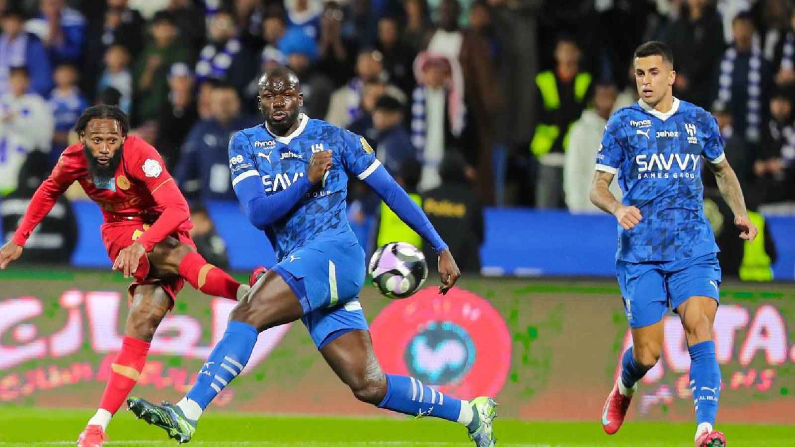 ضمك ضد الهلال.. خطأ كارثي من كوليبالي و"أغرب إنقاذ" أمام نيفيز (فيديو)