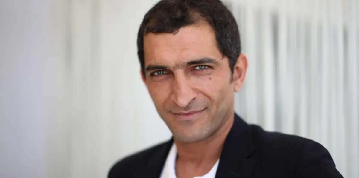 عمرو واكد يثير سخرية رواد مواقع التواصل بسبب "أبو الهول" (صور)