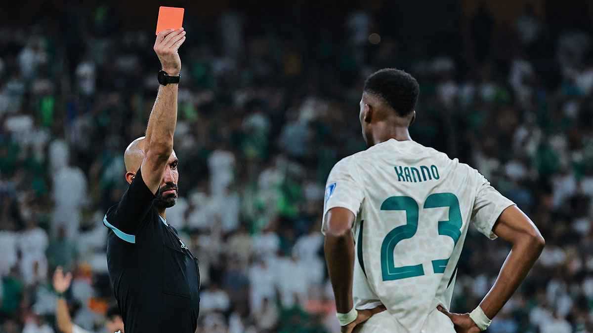 طرد صحيح.. تقييم رائع للحكم أحمد العلي في مباراة السعودية وإندونيسيا (فيديو)