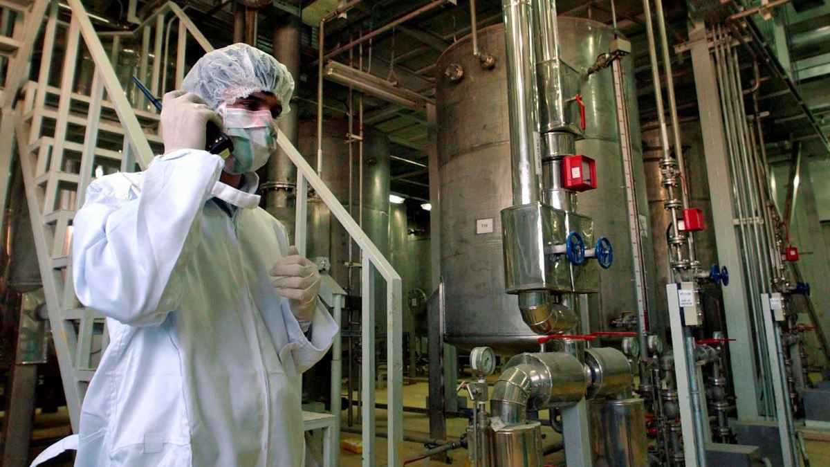 مصدر إيراني: لن نوقف التخصيب والخطاب الغربي يمهد لعمل عسكري