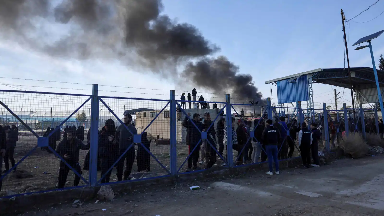 السلطات السورية تبدأ بإجلاء سكان "الهول" إلى مخيم ثان في حلب