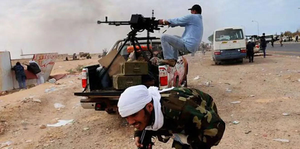 فيديو مروع لـ "ثوار درنة" يمثلون بجثة جندي ليبي