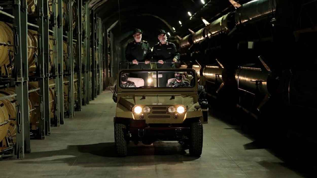 فتحت "صندوق باندورا".. إيران تجهز صواريخها على منصات الإطلاق